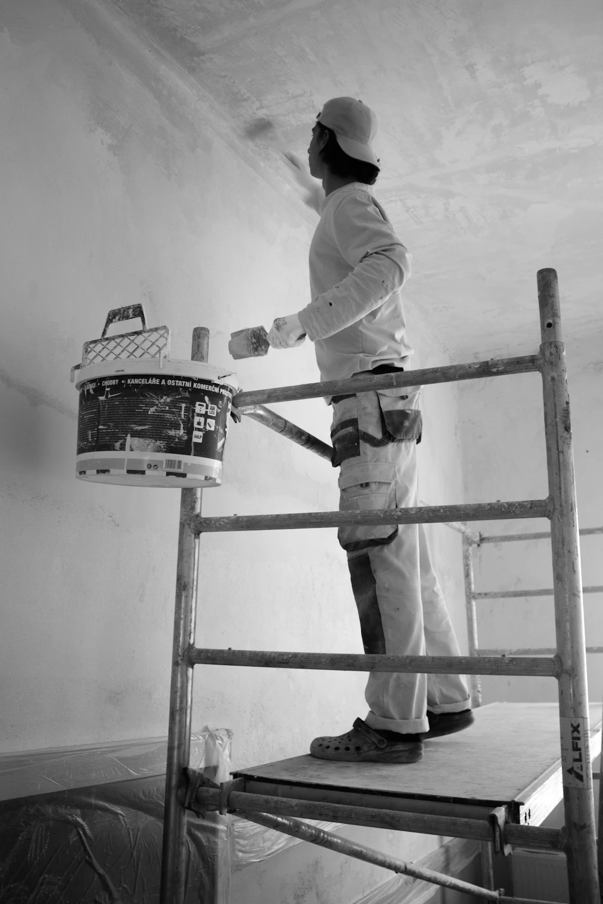Handwerker bei der Arbeit auf einem Gerüst – lokale Sichtbarkeit entsteht durch Gefunden-Werden, nicht durch geschützten Content
