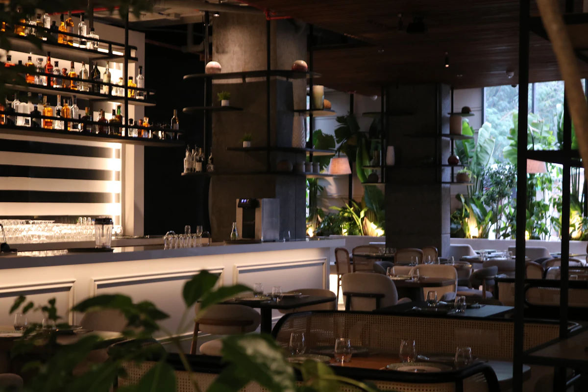 Gemütliches Restaurant-Interieur mit warmer Beleuchtung
