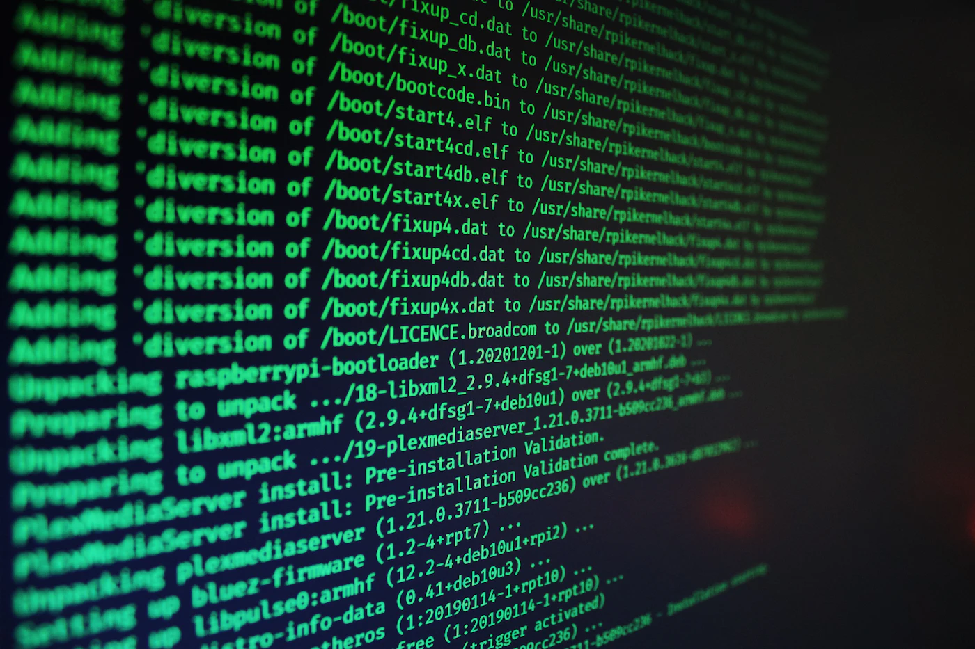 Bildschirm mit Programmcode als Symbol für Sicherheitsrisiken