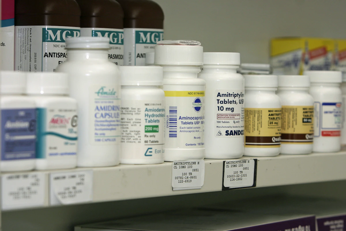 Apothekenregal mit beschrifteten Medikamenten